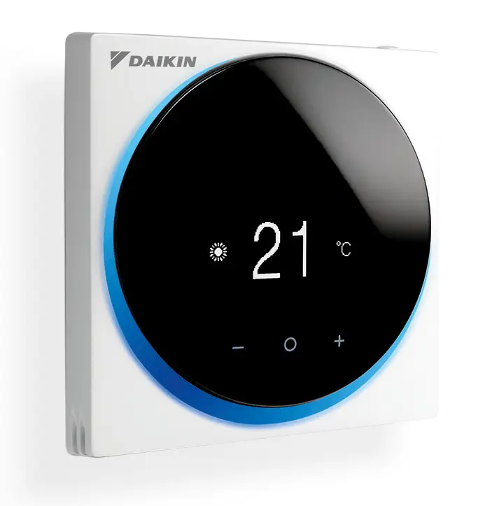Daikin-Thermostat mit digitalem Display, das eine Temperatur von 21 °C anzeigt. Steuerungselemente auf der unteren Seite zur Anpassung der Temperatur.